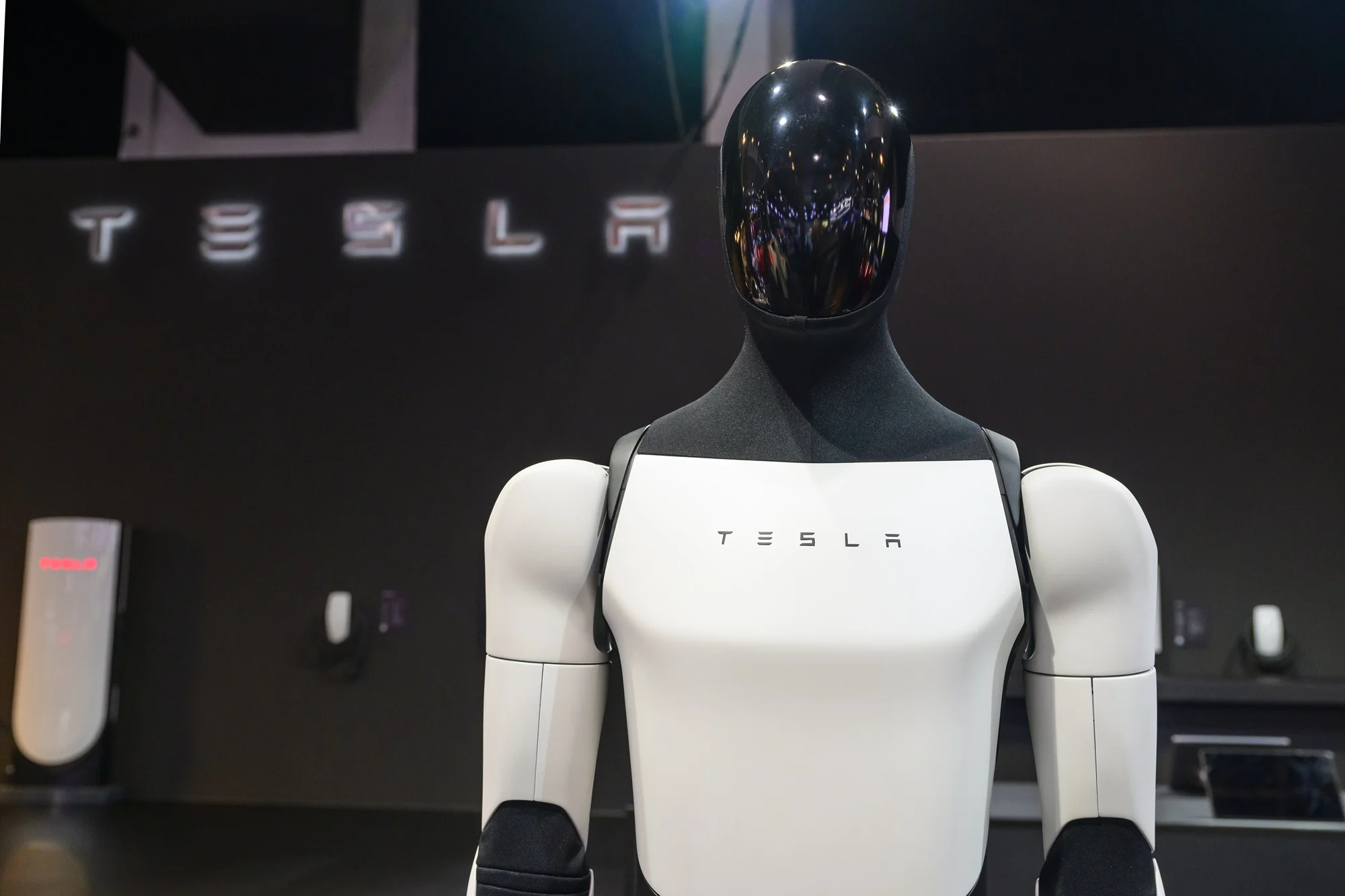 A Tesla megnyitja az Optimus robot előrendeléseit – állítja egy befektető