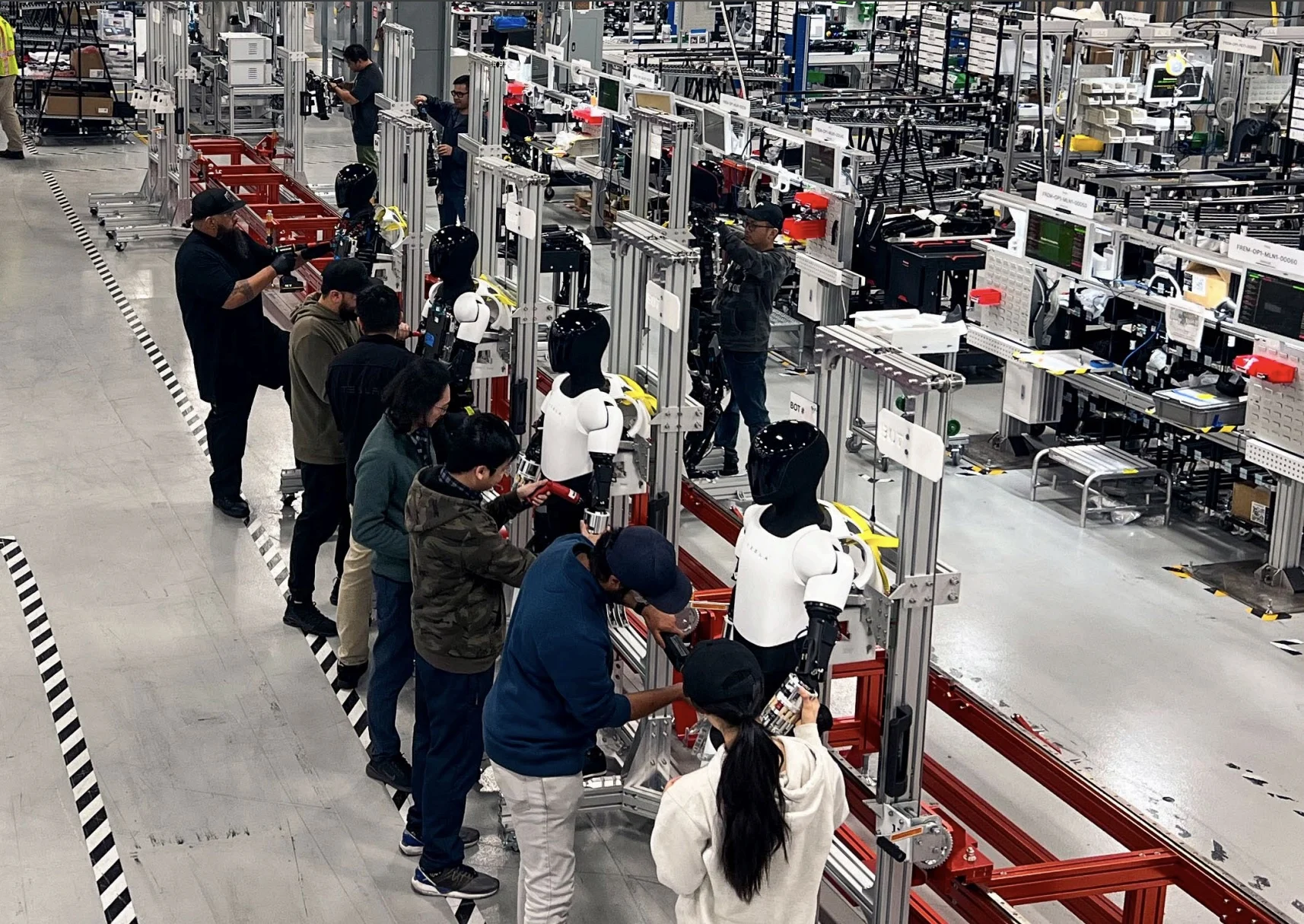 A Tesla megkezdte az Optimus robot gyártását, de rögtönözve indul a felfutás