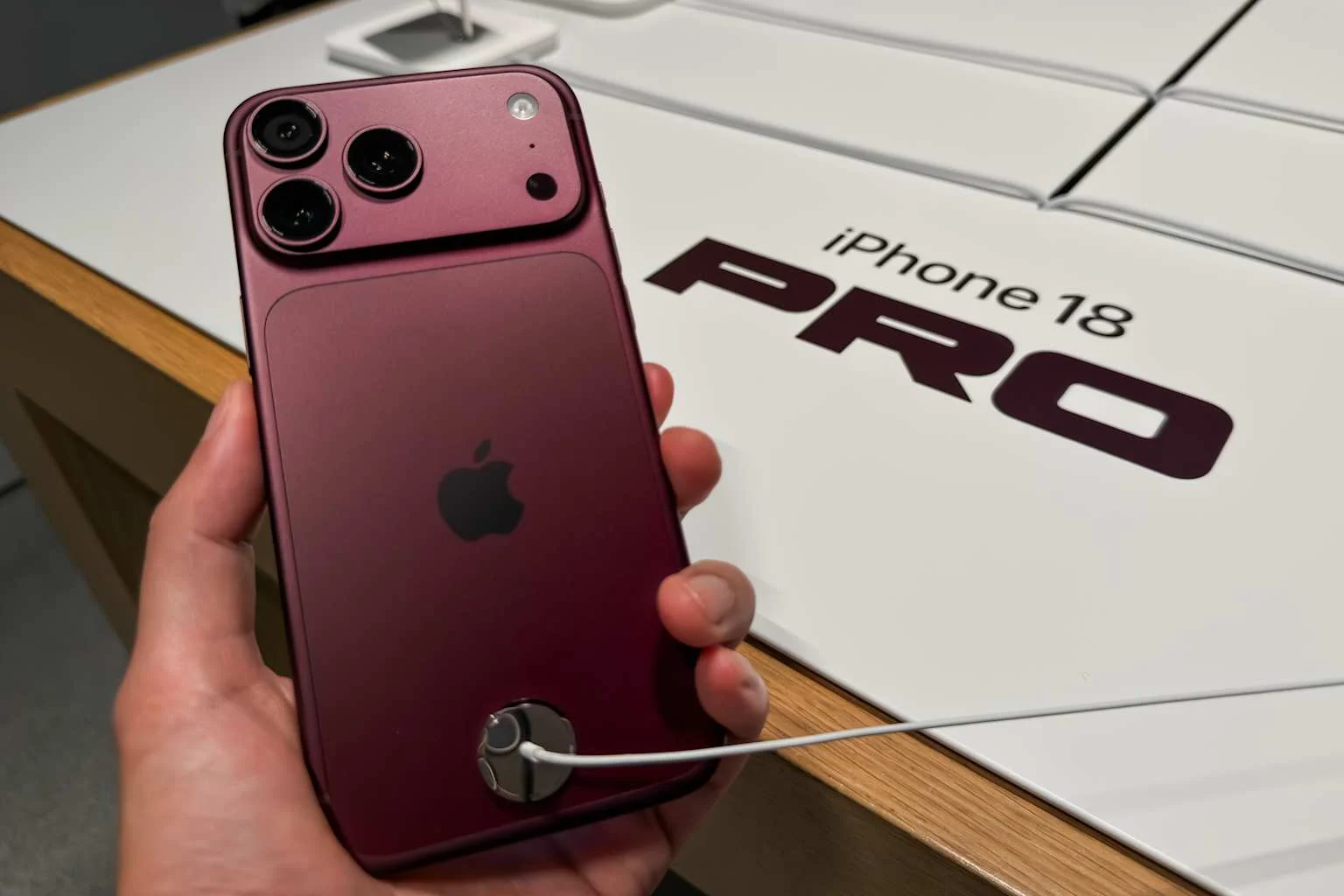 A Nikkei szerint az Apple gyenge kereslet miatt csökkentette az iPhone 18 Pro megrendeléseit